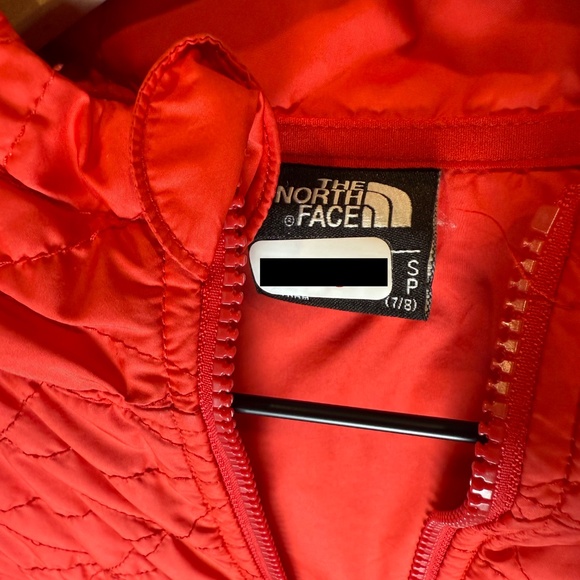 Boys North Face Size Sm (7/8) Red Quilted and Grey Fleece Jacket - Picture 3 of 3